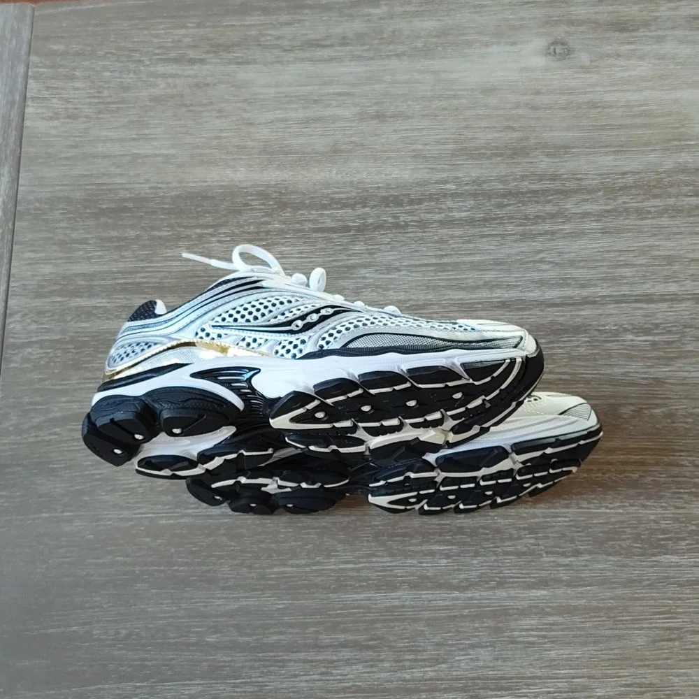 Saucony Progrid Omni 9‎ Men's Size 9.5 Women’s size 11 In Silver/Gold NWT In Box